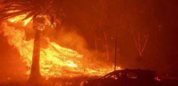 US: Santa Ana winds fuel rapid spread of Malibu wildfire