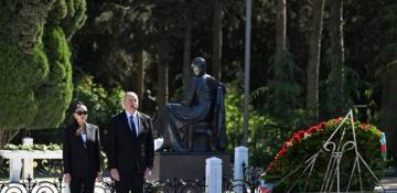 Azerbaijan president and first lady visit grave of National Leader Heydar Aliyev