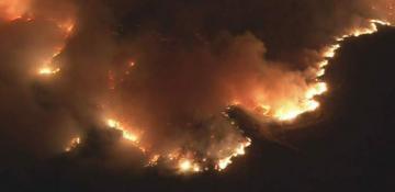 California: Fast-moving wildfire sparks mandatory evacuations near Malibu  -VIDEO 