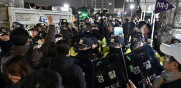 South Korea martial law: Clashes erupt between protesters and police 