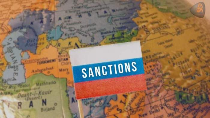 What risks do countries in the region face by helping Russia circumvent sanctions?