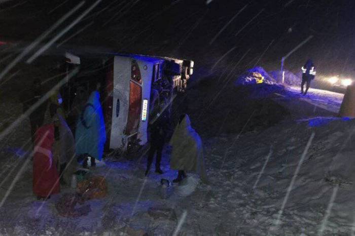 Bus overturns in Iran, 16 injured 