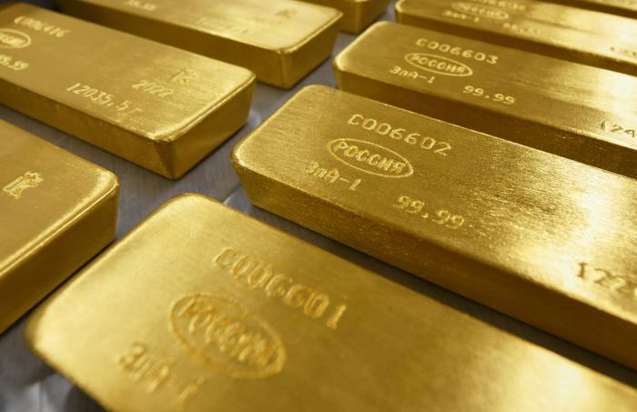 Gold edges lower ahead of US economic data