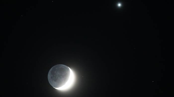 Stargazers marvel at Venus and crescent Moon in rare celestial display -  PHOTO 