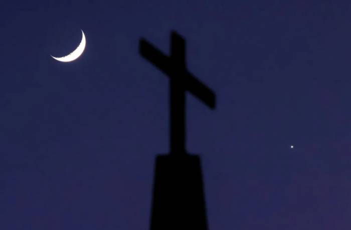 News about - Stargazers marvel at Venus and crescent Moon in rare celestial display -  PHOTO 