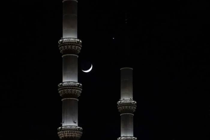News about - Stargazers marvel at Venus and crescent Moon in rare celestial display -  PHOTO 
