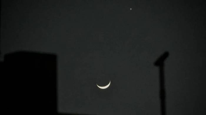 News about - Stargazers marvel at Venus and crescent Moon in rare celestial display -  PHOTO 