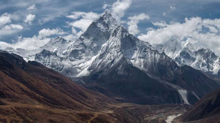 China closes Mount Everest scenic areas to tourists after strong earthquake