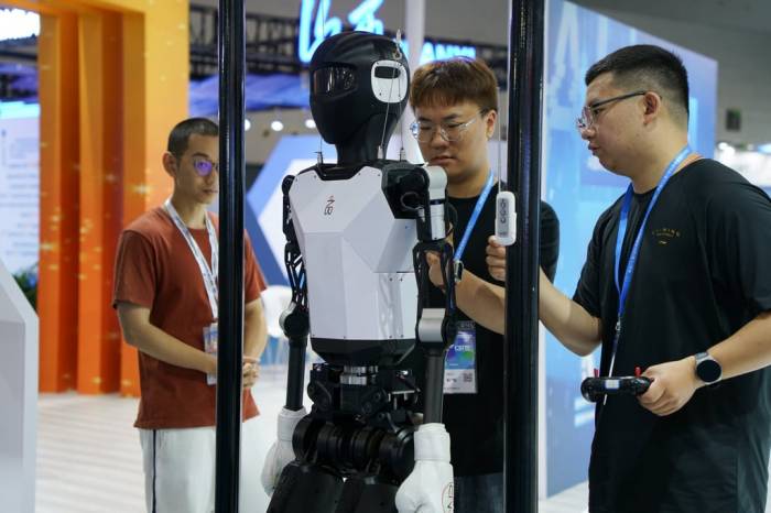 China to promote use of humanoid robots for elderly care 