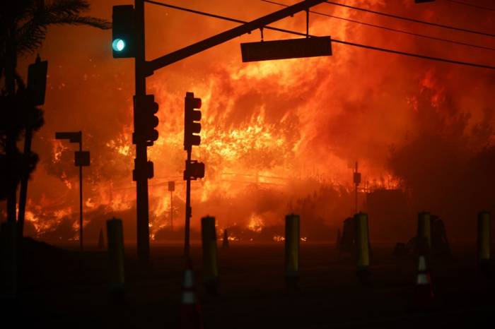 Wildfires rage to more than 300 ha in Los Angeles, forcing 30,000 to evacuate 