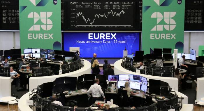European stocks recover as miners offset retail losses 