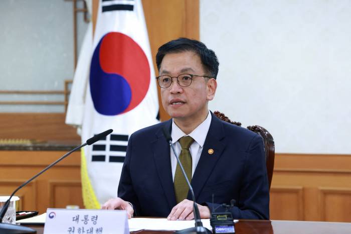 South Korea's acting president accepts presidential security chief's resignation offer