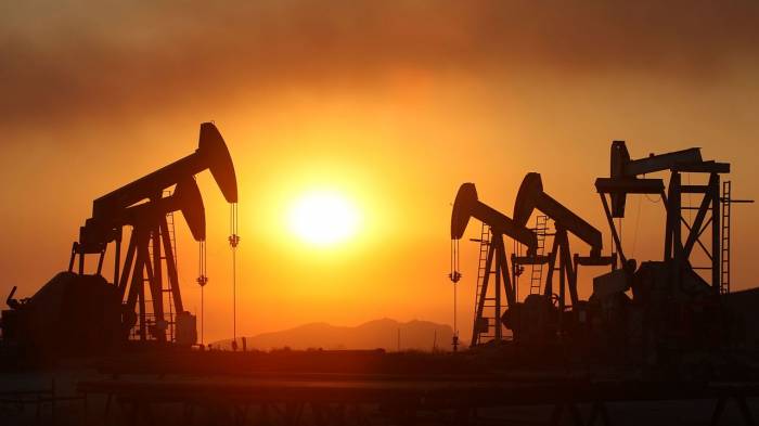 Oil prices continue upward trend amid US sanctions on Russia