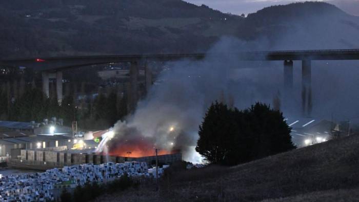 Scotland: Friarton bridge closed due to recycling center fire