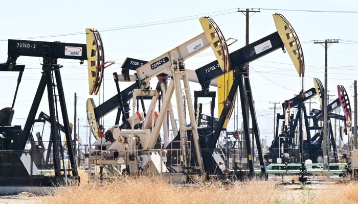 Oil prices climb on US sanctions impact 