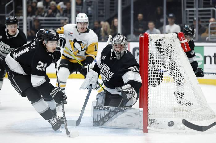 NHL: Crosby, Malkin reach milestones in Penguins' 5-1 victory over Kings