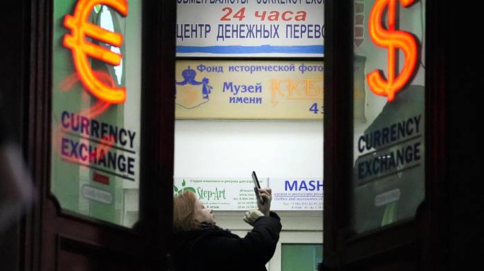 Russian stocks down as Thursday trading opens 