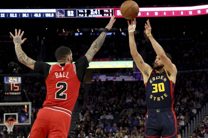 NBA: Stephen Curry leads Warriors to 131-106 victory over Bulls