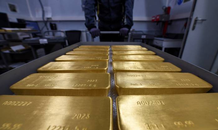 Gold nears record high amid dollar weakness