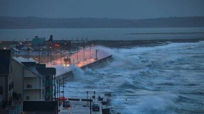 One-third of Ireland left without power as Storm Eowyn strikes - VIDEO 