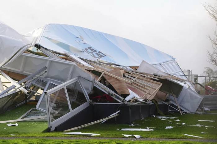 Ireland and UK recover from storm with record winds and damage 