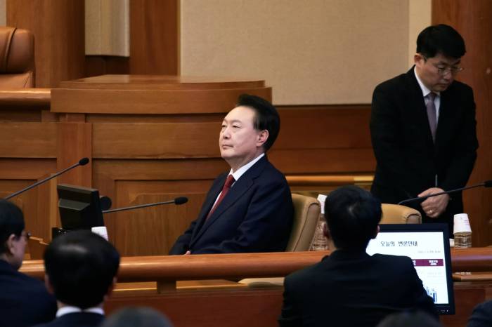 Seoul court rejects bid to extend Yoon’s detention 