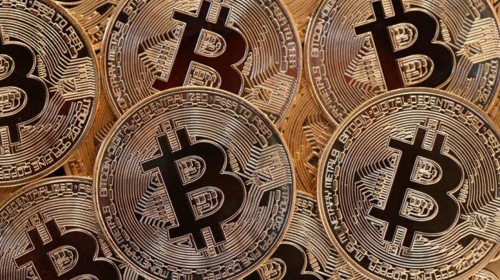 Bitcoin falls below $98,000 as cryptocurrency market hit by tech stock declines -  UPDATED 