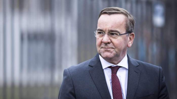 German defense minister makes unannounced visit to Kyiv