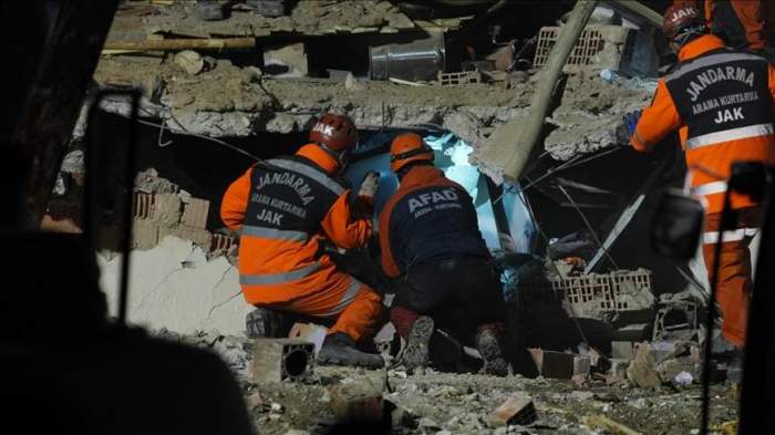 Three-story building collapses in Türkiye, rescue efforts underway