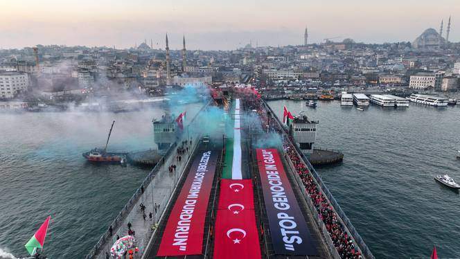 Tens of thousands march in Istanbul for Palestine at year's start 