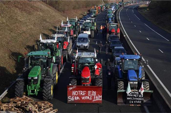 Farmers' convoys are heading to Paris to reignite their protest movement