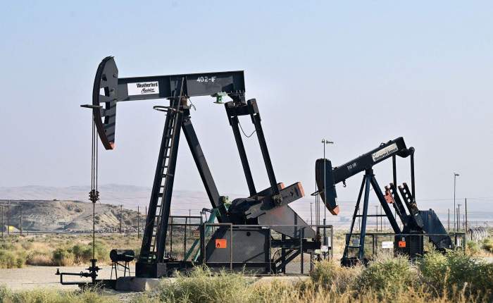 Oil prices grow amid tightened supplies, positive US economic data