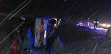 Bus overturns in Iran, 16 injured 