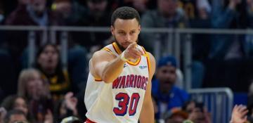 Stephen Curry shines with perfect 3-point performance as Warriors defeat 76ers