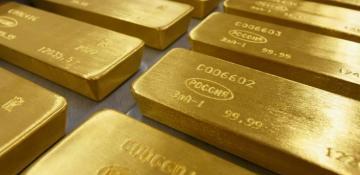 Gold edges lower ahead of US economic data