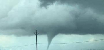 Tornado hits northern California, prompting warning