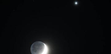 Stargazers marvel at Venus and crescent Moon in rare celestial display -  PHOTO 
