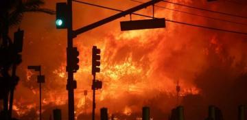 Wildfires rage to more than 300 ha in Los Angeles, forcing 30,000 to evacuate 