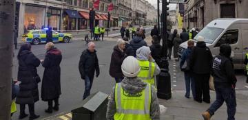 Central London shopping street evacuated due to bomb threat 
