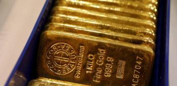 Gold prices surge amid Fed uncertainty, market volatility