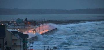 One-third of Ireland left without power as Storm Eowyn strikes - VIDEO 