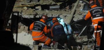 Three-story building collapses in Türkiye, rescue efforts underway
