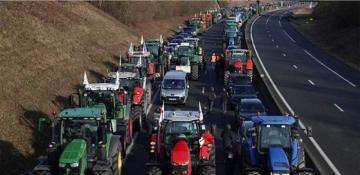 Farmers' convoys are heading to Paris to reignite their protest movement