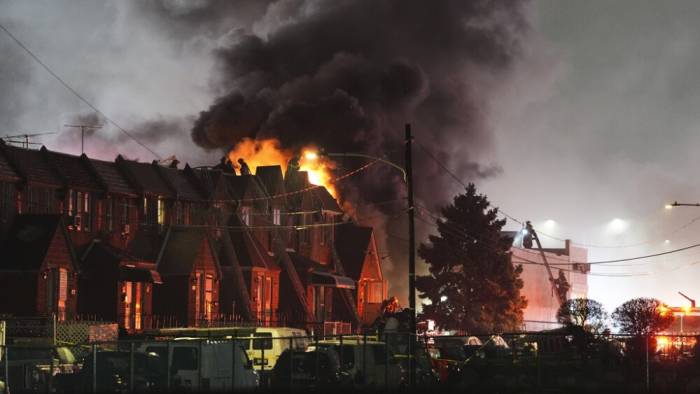 Medical jet with six aboard crashes in Philadelphia, setting homes ablaze -  VIDEO 