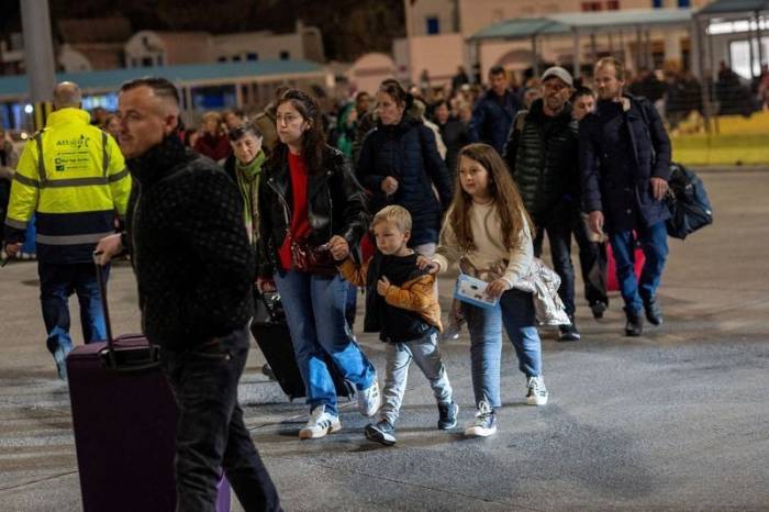 Thousands flee Santorini amid earthquake fears