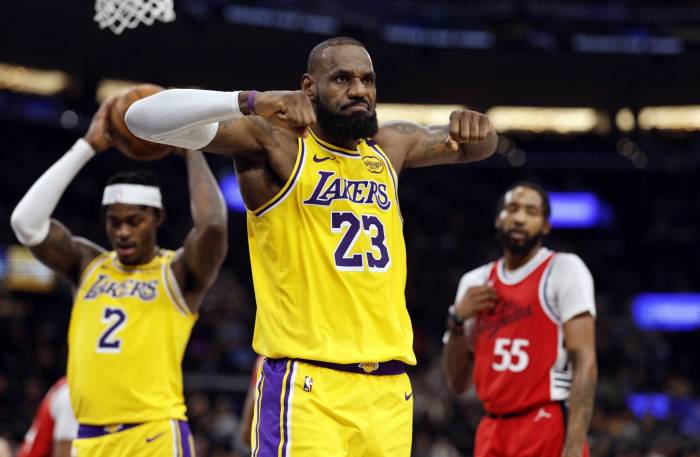 LeBron James leads Lakers to dominant win over Clippers 