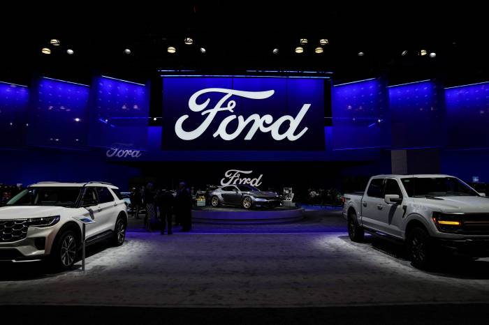 Ford beats earnings expectations, cautious 2025 outlook