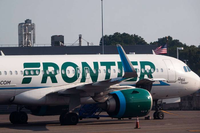 Passenger shatters plane window mid-air on Frontier Airlines flight -  VIDEO 