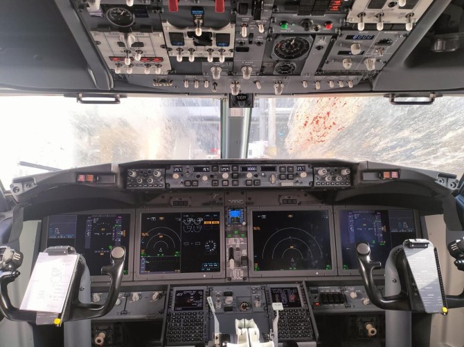 2025/02/1738922549.jpg + Swans smash into plane after takeoff, forcing emergency landing at London Gatwick - PHOTO News about - Swans smash into plane after takeoff, forcing emergency landing at London Gatwick - PHOTO