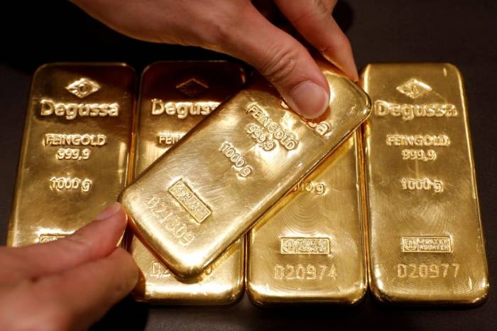 Gold prices stay flat amid US tariff concerns, declining bond yields